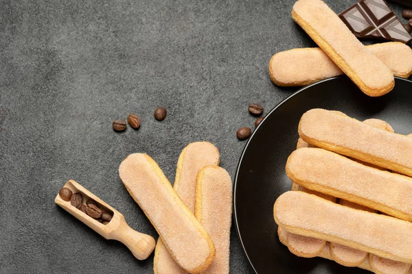 Italiano Savoiardi ladyfingers Galletas sobre fondo de hormigón — Foto de Stock