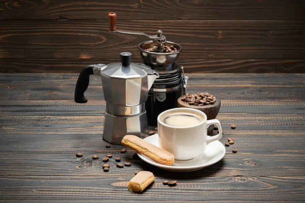 Taza de café con cafetera sobre fondo de madera —  Fotos de Stock
