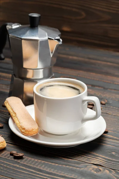나무 backround에 커피 메이커와 커피의 컵 — 스톡 사진