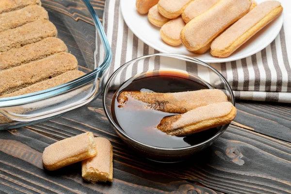 Tiramisu Kuchen Kochen - italienische savoiardi ladyfingers Kekse und Kaffee — Stockfoto