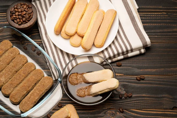 Pastel de tiramisú para cocinar - Italian Savoiardi ladyfingers Galletas y café — Foto de Stock