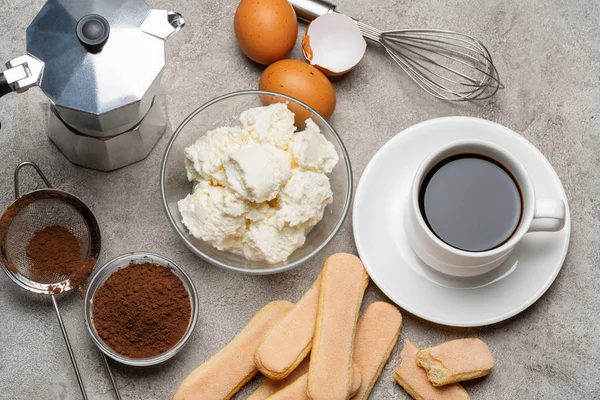 Ingredientes para cocinar tiramisú - Galletas de galletas Savoiardi, mascarpone, crema, azúcar, cacao, café y huevo —  Fotos de Stock