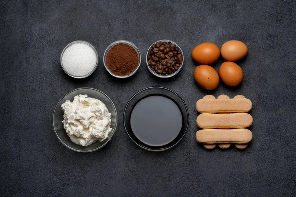 Ingredientes para cocinar tiramisú - Galletas de galletas Savoiardi, mascarpone, queso, azúcar, cacao, café y huevo — Foto de Stock