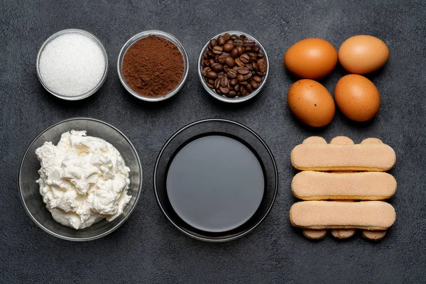 Ingredientes para cocinar tiramisú - Galletas de galletas Savoiardi, mascarpone, queso, azúcar, cacao, café y huevo — Foto de Stock