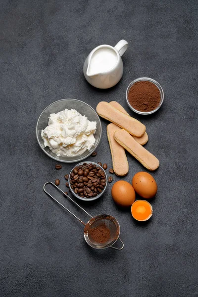 Ingredientes para cozinhar tiramisu - biscoitos Savoiardi, mascarpone, queijo, açúcar, cacau, café e ovo — Fotografia de Stock