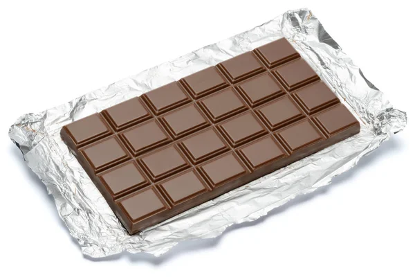 Melk chocolade bar is voorzien van hoogwaardige folie geïsoleerd op een witte achtergrond met uitknippad — Stockfoto