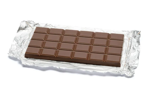 Barra de chocolate con leche cubierta con papel de aluminio aislado sobre fondo blanco con camino de recorte — Foto de Stock