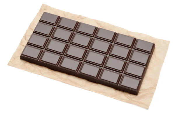 Чорний шоколадний бар на папері для ремесел ізольований на білому тлі з відсічним контуром — стокове фото
