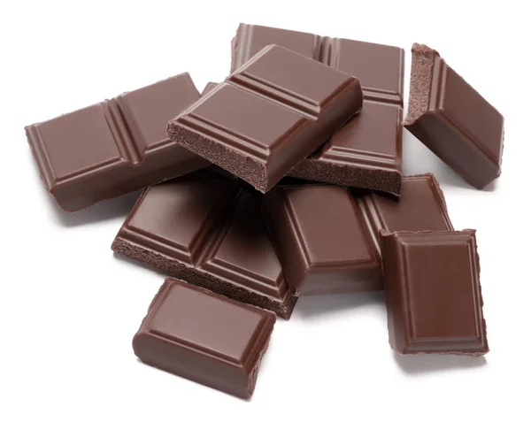 Donkere organische chocoladestukjes geïsoleerd op witte achtergrond — Stockfoto