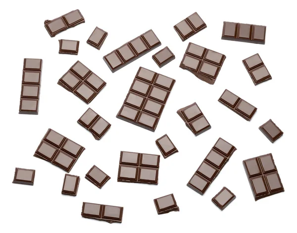 Piezas de chocolate orgánico oscuro aisladas sobre fondo blanco —  Fotos de Stock