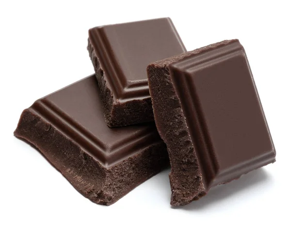 Pezzi di cioccolato biologico scuro isolati su sfondo bianco — Foto Stock