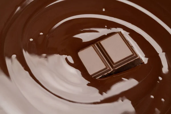 Macro van gesmolten donkere of melkchocolade reep in Swirl — Stockfoto