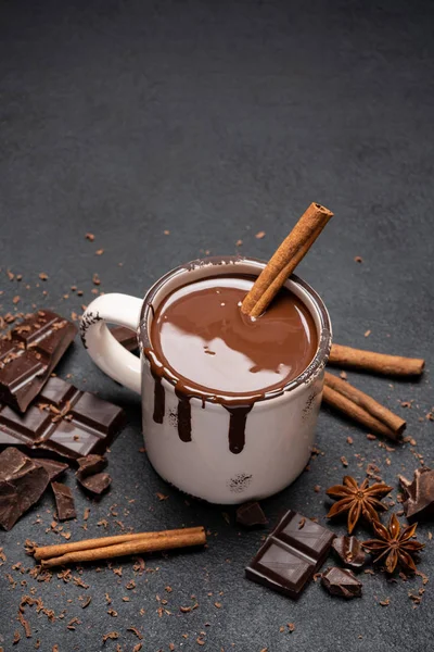 Kopp med varm choklad och bitar av choklad på mörk betong bakgrund — Stockfoto