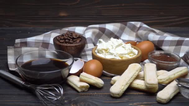 Cornice a base di Ingredienti per la preparazione del tradizionale dessert italiano Tiramisu — Video Stock