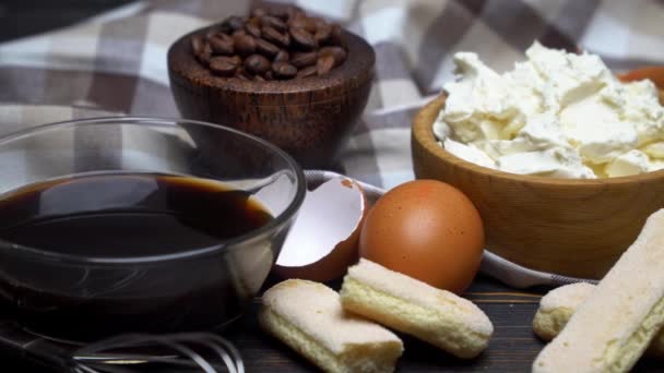 Cornice a base di Ingredienti per la preparazione del tradizionale dessert italiano Tiramisu — Video Stock