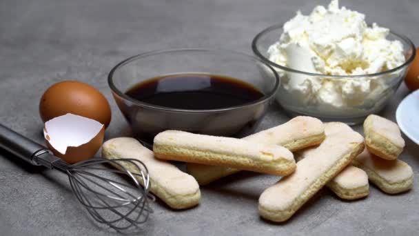 Ingrédients pour la fabrication du dessert italien traditionnel Tiramisu — Video