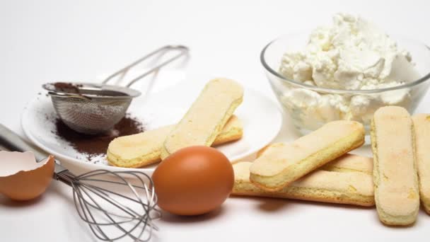 Ingredience pro tradiční italský dezert tiramisu — Stock video
