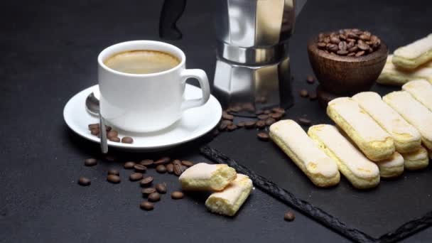 Italienska savoiardi ladyfingers kex och kopp kaffe på betong bakgrund — Stockvideo