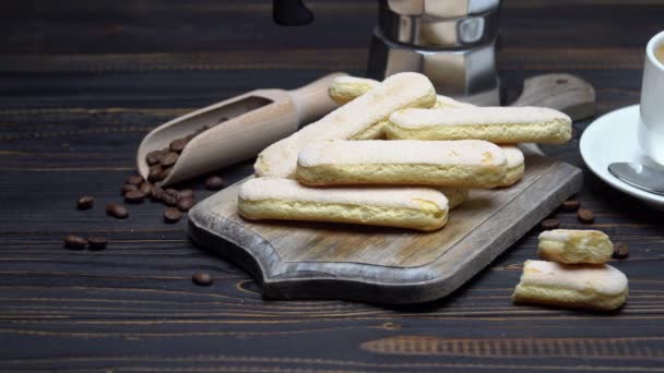 İtalyan Savoiardi ladyfingers Bisküvi ve ahşap arka plan üzerinde kahve fincan — Stok video