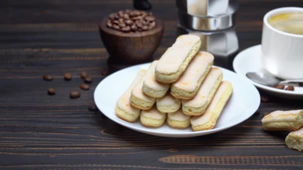이탈리아 사보이아르디 레이디핑거 비스킷과 나무 배경에 커피 한 잔 — 비디오