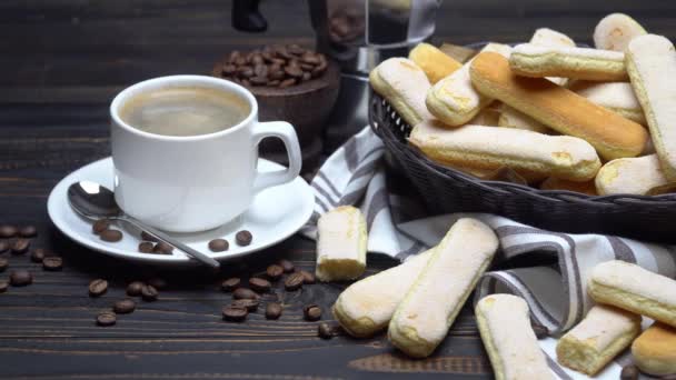 Galletas italianas Savoiardi ladyfingers en cesta y café sobre fondo de madera — Vídeos de Stock