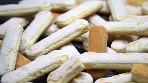 Galletas italianas Savoiardi ladyfingers sobre fondo de madera — Vídeo de stock