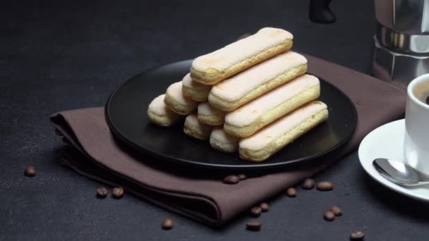 Italiano Savoiardi ladyfingers Biscoitos e xícara de café no fundo de concreto — Vídeo de Stock