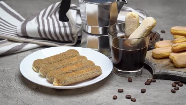 Cozinhar bolo Tiramisu - Italiano Savoiardi ladyfingers Biscoitos e café — Vídeo de Stock