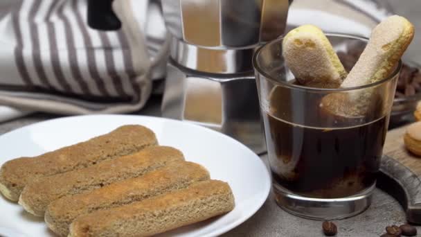 Pastel de tiramisú para cocinar - Italian Savoiardi ladyfingers Galletas y café — Vídeos de Stock