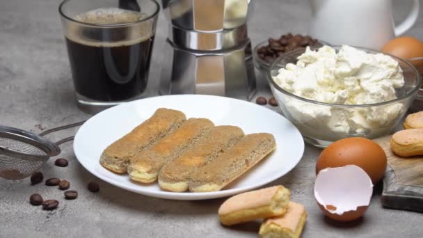 Tiramisu tårta matlagning - Savoiardi ladyfingers kex, ost och kaffe — Stockvideo