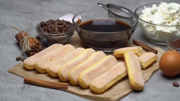 Ingredientes para el pastel tradicional de tiramisú sobre fondo de hormigón — Vídeos de Stock