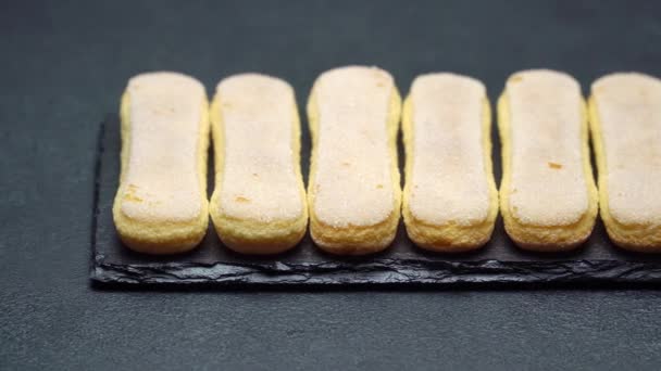 Italian Savoiardi ladyfingers Biscotti su fondo di cemento — Video Stock