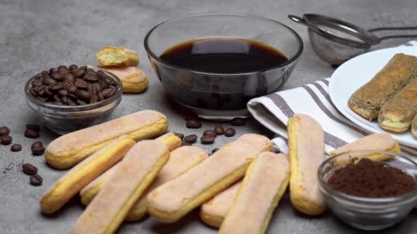 Pastel de tiramisú para cocinar - Italian Savoiardi ladyfingers Galletas y café — Vídeo de stock