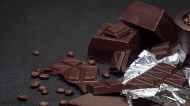 Cioccolato fondente biologico e chicchi di caffè su sfondo concreto — Video Stock