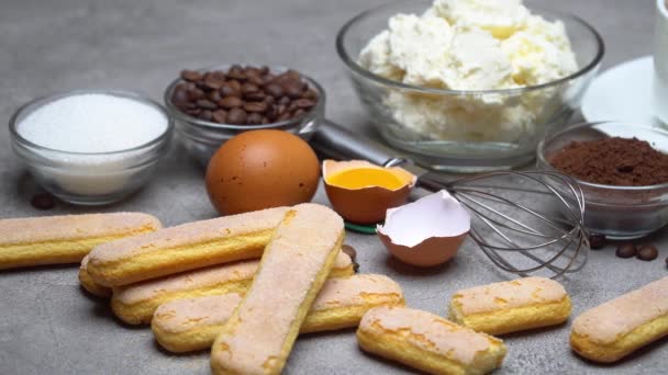 Ingredientes para cocinar tiramisú - Galletas de galletas Savoiardi, mascarpone, crema, azúcar, cacao — Vídeos de Stock