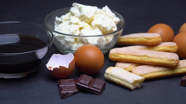 Ingredientes para cocinar tiramisú - Galletas de galletas Savoiardi, mascarpone, crema, azúcar, cacao — Vídeos de Stock