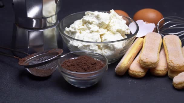 Ingrediënten voor het koken van tiramisu-Savoiardi koekjes koekjes, mascarpone, room, suiker, cacao — Stockvideo