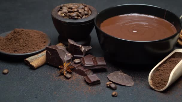 Keramische kom van chocolade crème of gesmolten chocolade en stukjes chocolade — Stockvideo