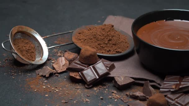 Tigela cerâmica de creme de chocolate ou chocolate derretido e pedaços de chocolate — Vídeo de Stock