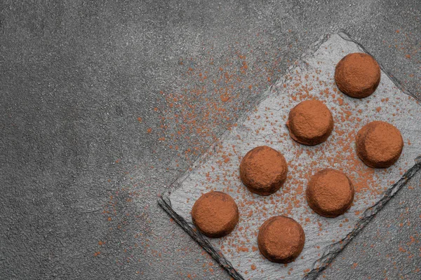 Классические шоколадные трюфели на темном бетонном фоне — стоковое фото