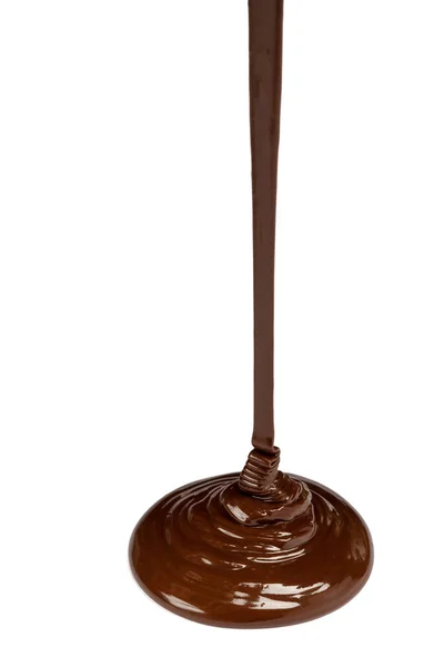Gros plan de chocolat fondu ou de sirop sur fond blanc avec chemin de coupe — Photo