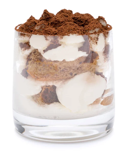 Sobremesa tiramisu clássica em um copo isolado em um fundo branco com caminho de recorte — Fotografia de Stock