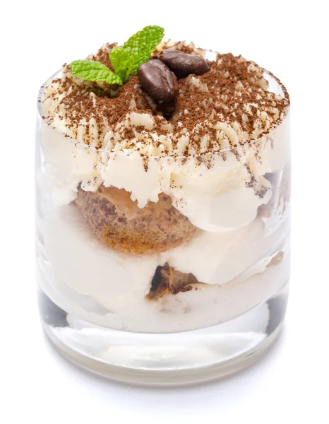 Dessert tiramisu classique dans un verre isolé sur un fond blanc avec chemin de coupe — Photo