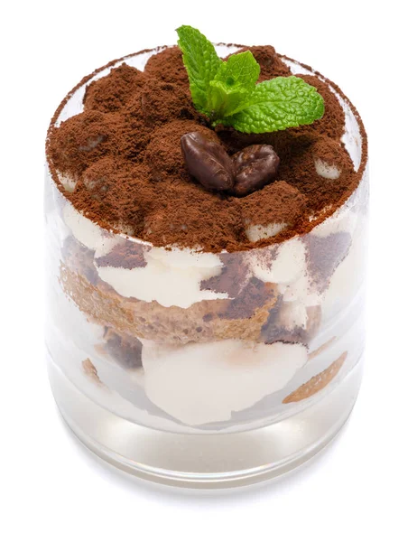 Sobremesa tiramisu clássica em um copo isolado em um fundo branco com caminho de recorte — Fotografia de Stock