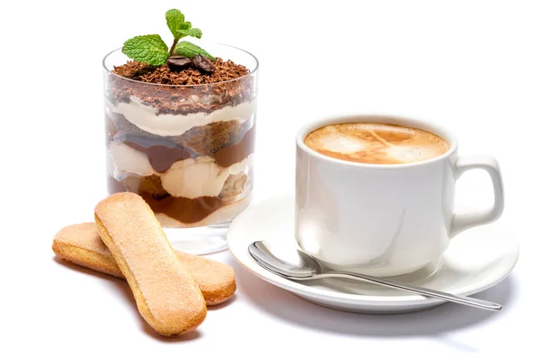 Klasik tiramisu tatlıbir bardak ve kahve fincan ızdıyor yolu ile beyaz bir arka plan üzerinde izole — Stok fotoğraf