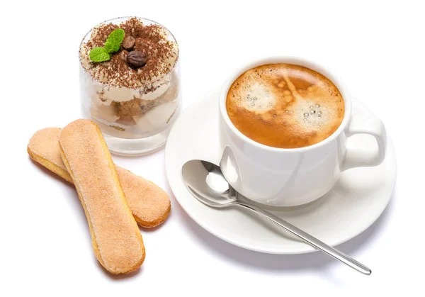 经典的提拉米苏甜点在玻璃杯和咖啡隔离在白色背景与剪辑路径 — 图库照片