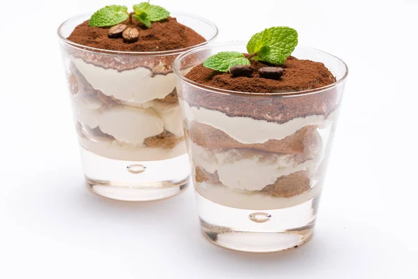 Zwei Portionen klassisches Tiramisu-Dessert in einem Glas isoliert auf weißem Hintergrund mit Schneideweg — Stockfoto