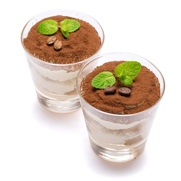 Deux portions dessert tiramisu classique dans un verre isolé sur un fond blanc avec chemin de coupe — Photo