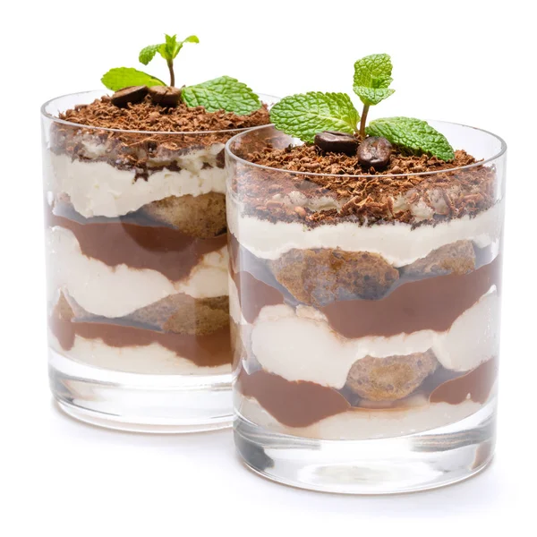 Twee porties klassiek Tiramisu dessert in een glas geïsoleerd op een witte achtergrond met uitknippad — Stockfoto