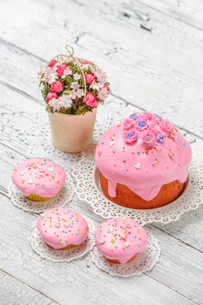 Traditional Easter cake and cupcakes — Stock Photo, Image